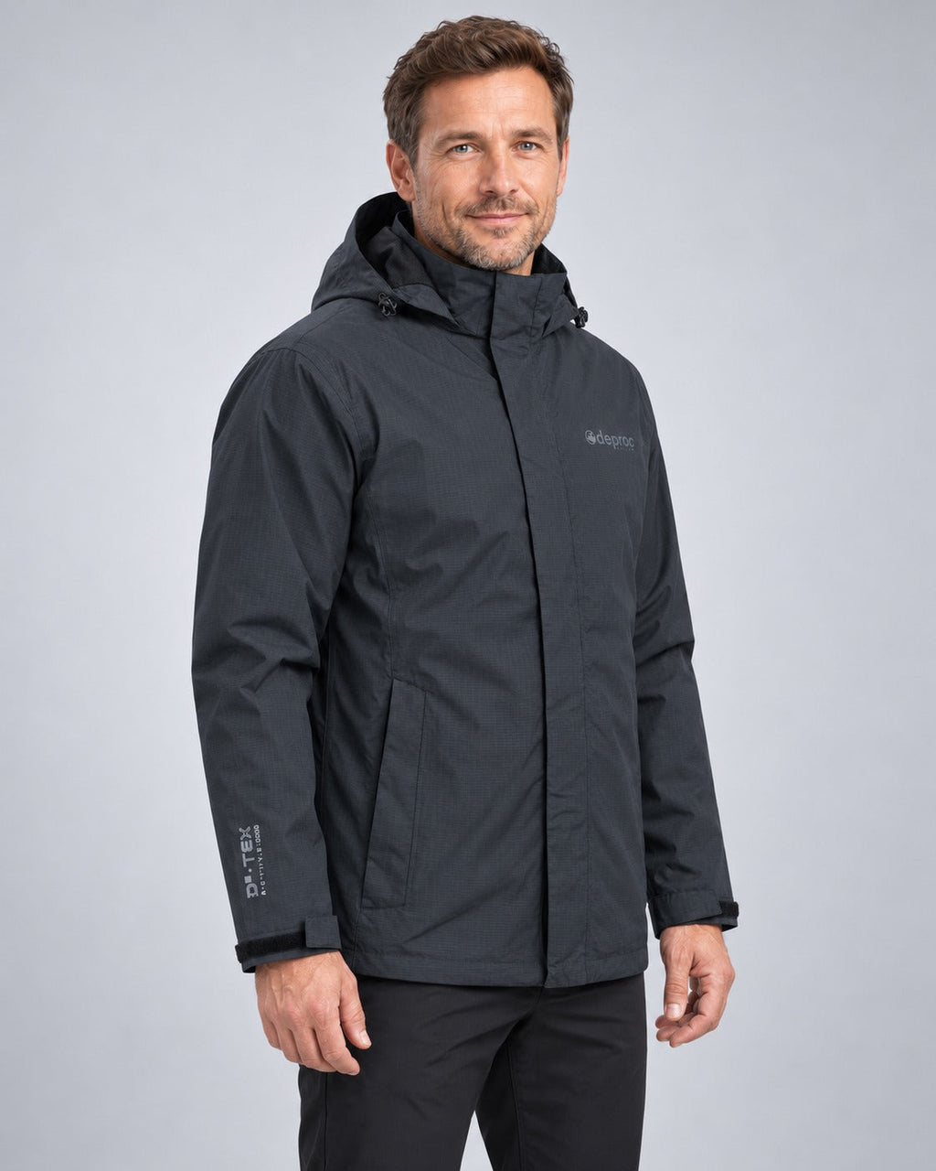 Mann trägt DEPROC LAVAL MEN Outdoorjacke in schwarz, Halbprofil