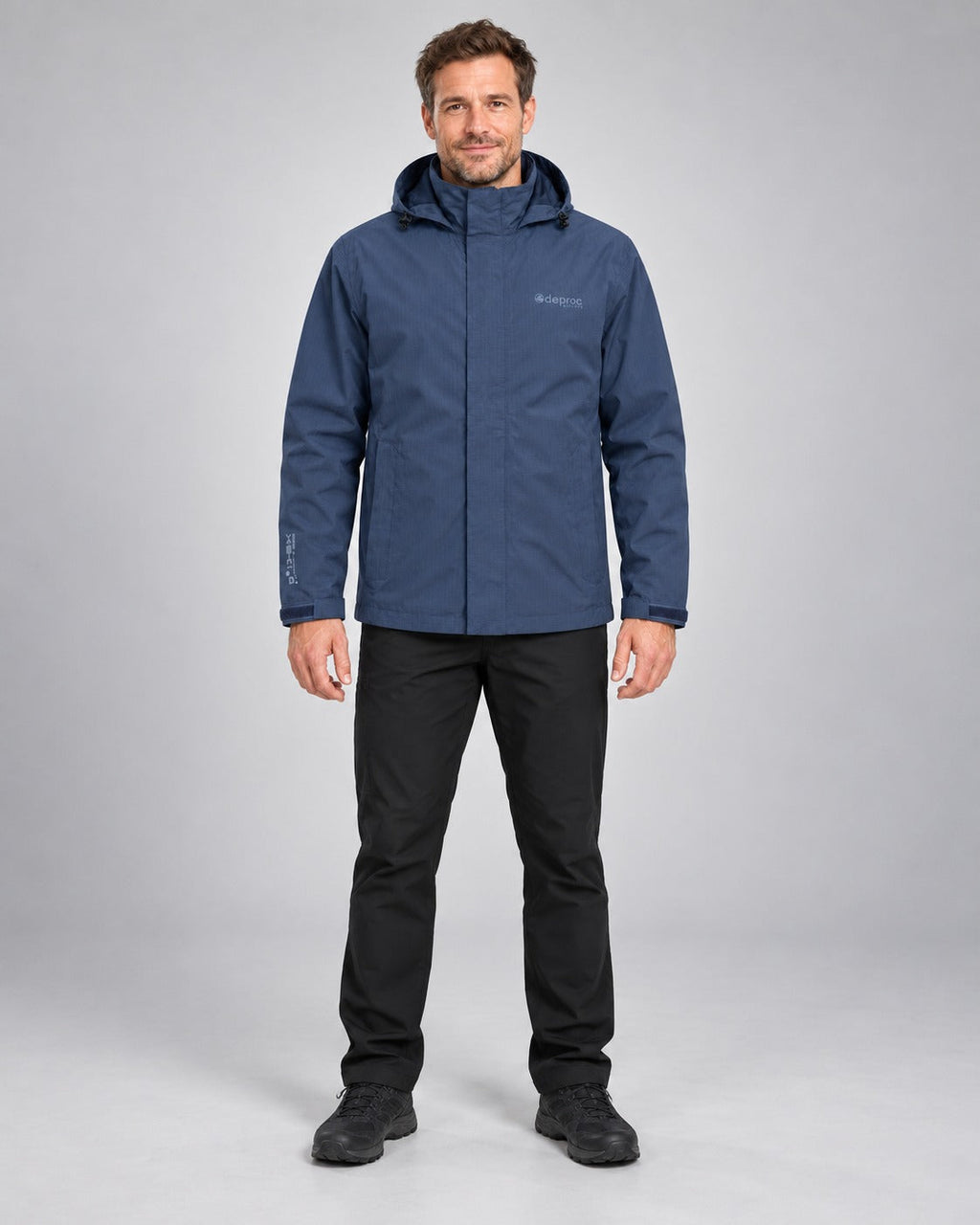 Mann trägt DEPROC LAVAL MEN Outdoorjacke in navy