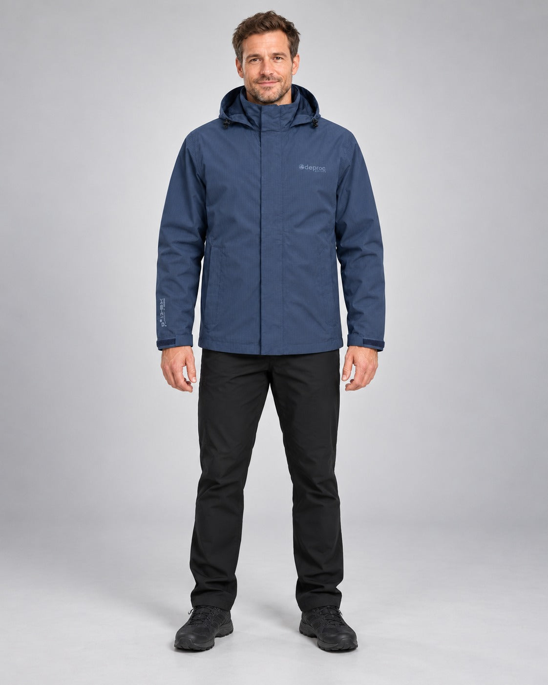 Mann trägt DEPROC LAVAL MEN Outdoorjacke in navy